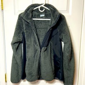 Columbia Women’s Grey and Black Pullover Size : Large